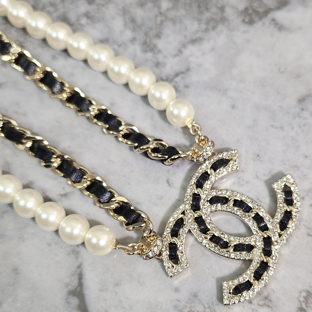 Chanel Beautiful Pearl & Chain CC Logo Necklace in White and Gold ✨️ - Picture 12 of 12